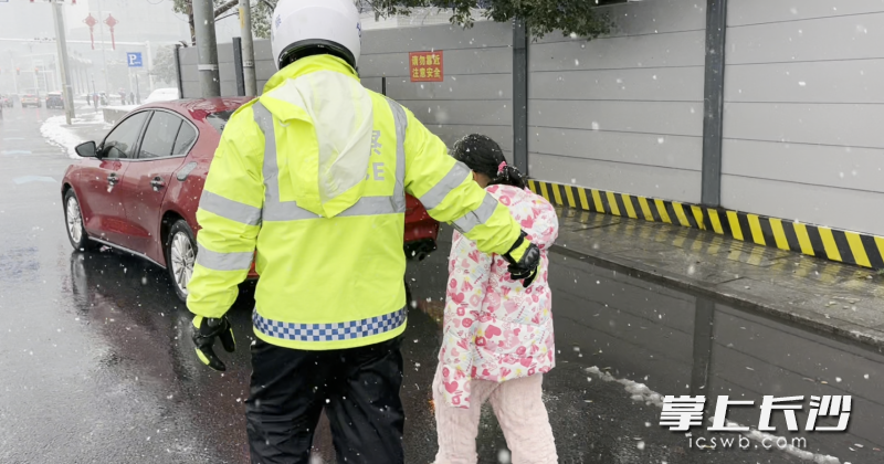 天心交警大队二中队交警将妞妞带至交警岗亭。视频截图 天心交警大队二中队交警将妞妞带至交警岗亭。视频截图
