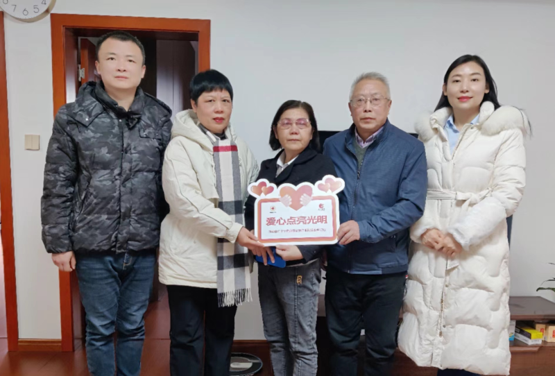 春节临近,湖南省人体器官捐献管理中心及湖南省角膜捐献爱尔眼科接收登记站等一行,走访慰问角膜遗体捐献者家属。均为长沙晚报通讯员 杨丽红 潘爱华 供图 春节临近,湖南省人体器官捐献管理中心及湖南省角膜捐献爱尔眼科接收登记站等一行,走访慰问角膜遗体捐献者家属。均为长沙晚报通讯员 杨丽红 潘爱华 供图