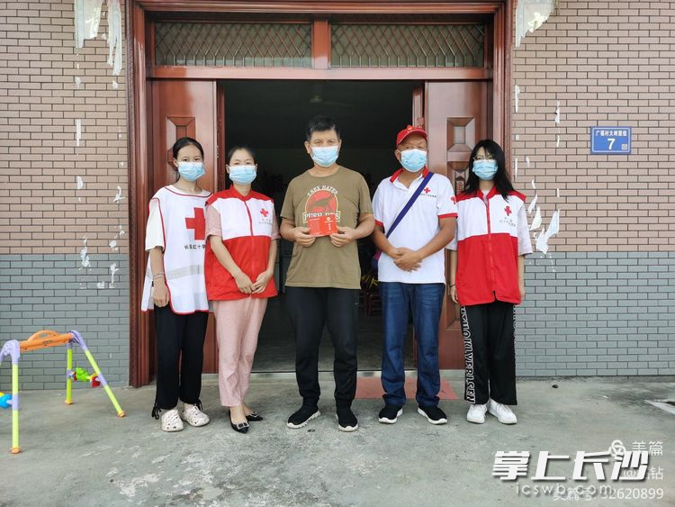 近日,长沙县红十字志愿服务队来到刘金正家中,给他们送去关怀与慰问,感恩这个普通家庭的无私大爱。长沙晚报通讯员 杨丽红 供图 近日,长沙县红十字志愿服务队来到刘金正家中,给他们送去关怀与慰问,感恩这个普通家庭的无私大爱。长沙晚报通讯员 杨丽红 供图