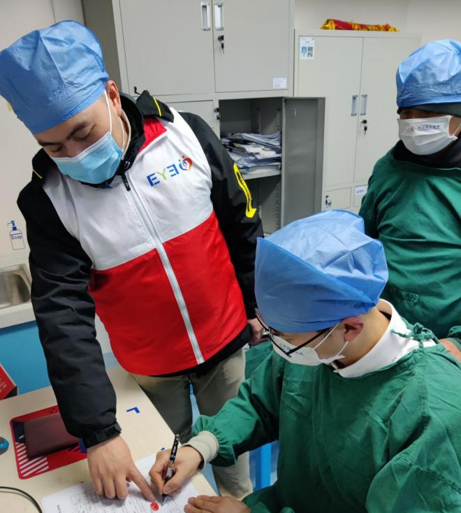 吴永珍的家人在其捐献确认表上签字。均为长沙晚报通讯员 杨丽红 潘爱华 王晓晟 供图 吴永珍的家人在其捐献确认表上签字。均为长沙晚报通讯员 杨丽红 潘爱华 王晓晟 供图