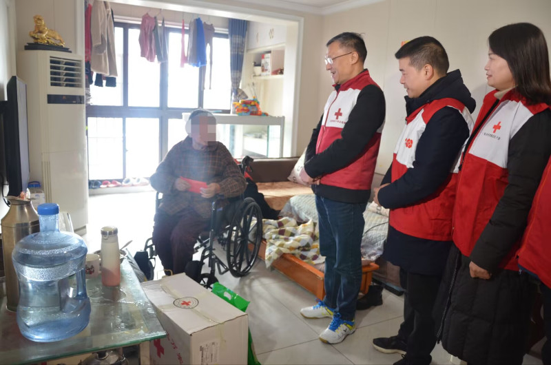 长沙市红十字会将慰问金和慰问物资送给困难群众。 长沙市红十字会将慰问金和慰问物资送给困难群众。