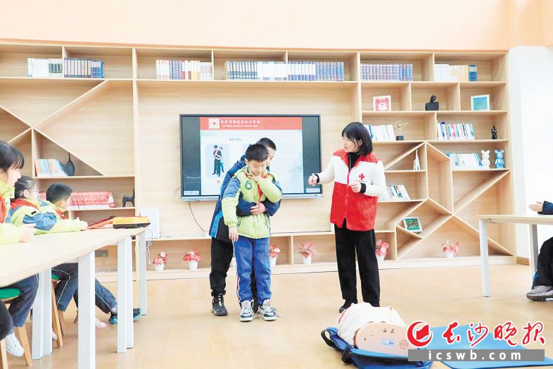 红十字救护培训师在砂子塘魅力小学开展应急救护知识与技能普及培训。 学校供图 红十字救护培训师在砂子塘魅力小学开展应急救护知识与技能普及培训。 学校供图