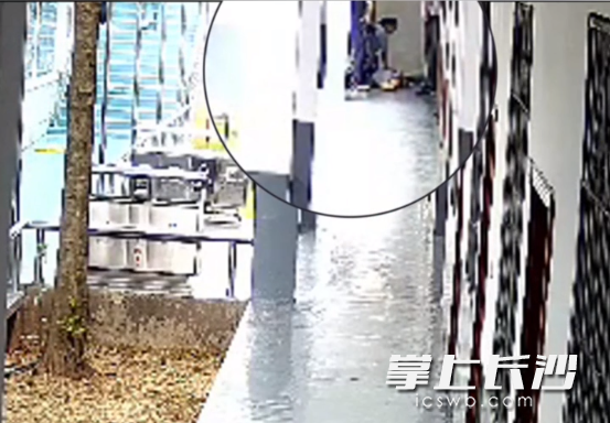 一名男子突发心跳骤停,长沙市体育训练竞赛管理中心的工作人员曾邵敏凭借刚学会的急救技能和AED(自动体外除颤仪),成功救回患者一命。受访者供图 一名男子突发心跳骤停,长沙市体育训练竞赛管理中心的工作人员曾邵敏凭借刚学会的急救技能和AED(自动体外除颤仪),成功救回患者一命。受访者供图