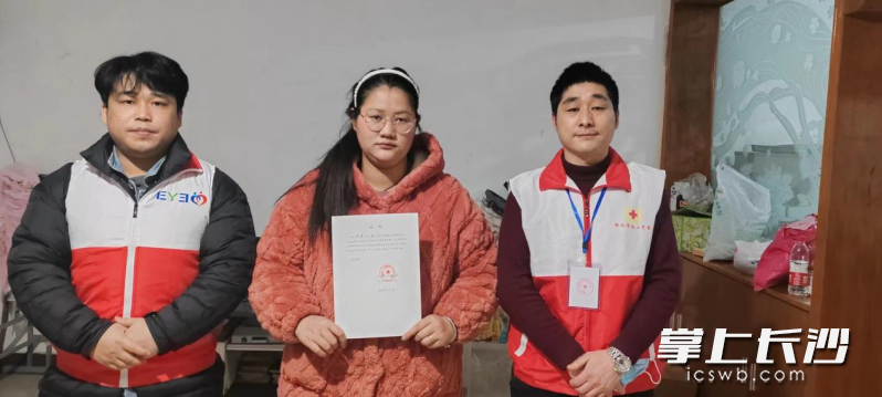 在工作人员的协助下,严昌喜的女儿在捐献确认表上签字,帮父亲完成捐献遗体和角膜的心愿。  均为长沙晚报通讯员杨丽红、姚祖金供图 在工作人员的协助下,严昌喜的女儿在捐献确认表上签字,帮父亲完成捐献遗体和角膜的心愿。  均为长沙晚报通讯员杨丽红、姚祖金供图