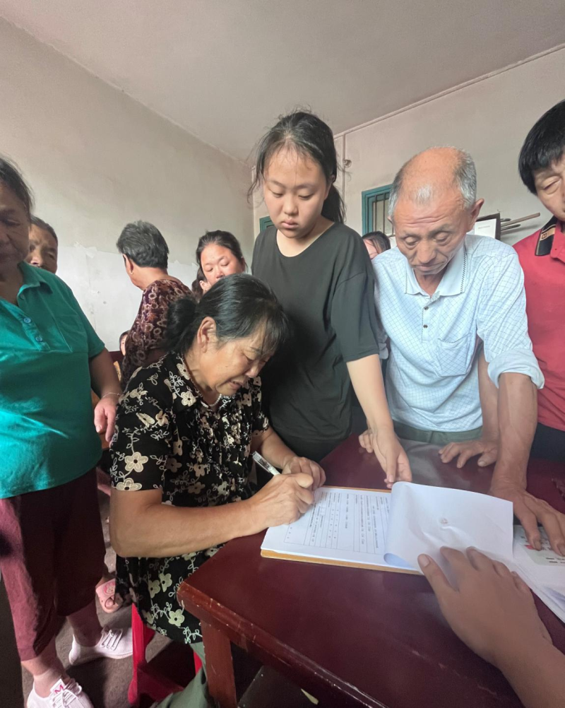 龚赛丰的母亲及女儿忍住悲痛，在“遗体角膜捐献确认表”上签字，帮助他完成最后的心愿。均为长沙晚报通讯员 杨丽红 潘爱华 供图