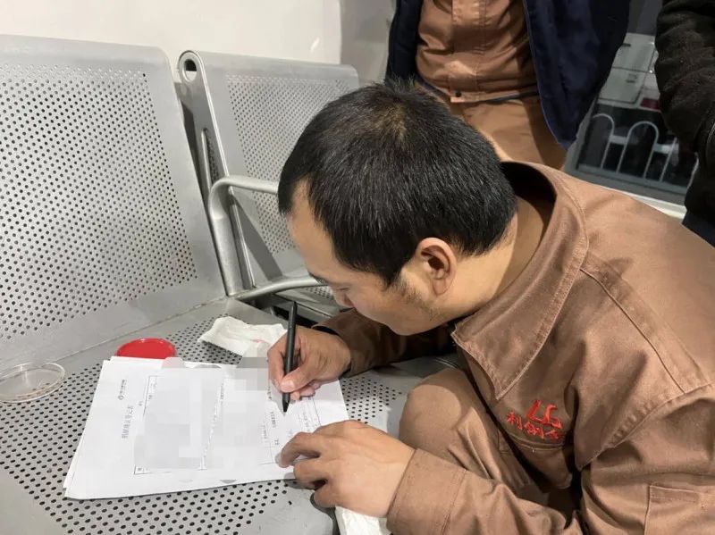 崔万芹老人的家属在捐献确认表上签字,助老人完成眼角膜捐献的遗愿。均为长沙晚报通讯员 杨丽红 曹亚丹 供图 图片