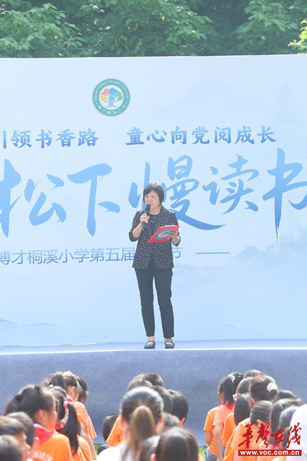 1781518439516034.jpg 长沙市一中科学城校区初中部刘英校长上台与同学们谈读书的妙处_副本.jpg