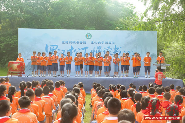 1781518354962349.jpg 学校竹笛社团表演 (2)_副本.jpg