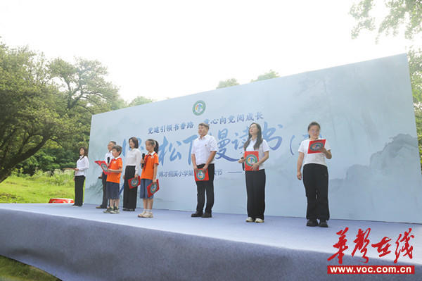 1781518420861472.jpg 社区党员代表、少先队员代表带来歌唱与朗诵节目《我的祖国》_副本.jpg