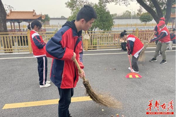 2_“中国雷锋学校”衡阳县三中雷锋志愿活动再出发(1)796_副本.jpg