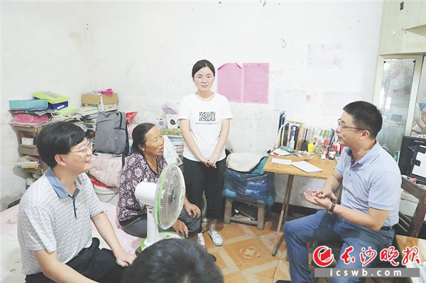 湖南大学为想带奶奶上大学的江西女孩送上录取通知书