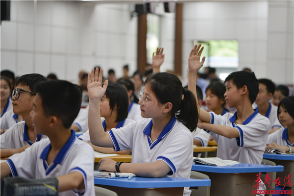 认真的孩子们.jpg