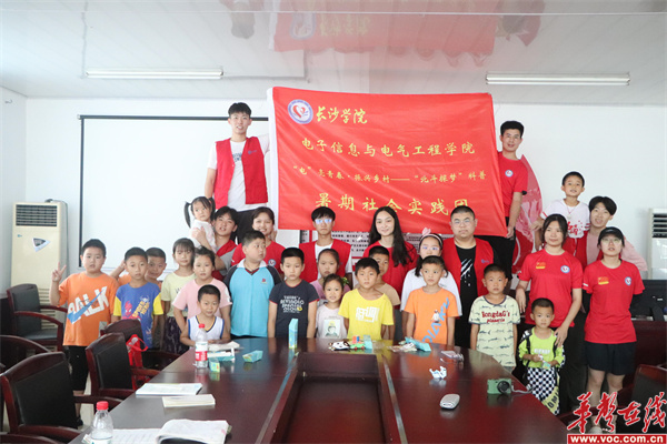 长沙学院电子信息与电气工程学院“北斗探梦”科普暑期社会实践团成员在益阳市大通湖区河坝镇开展防溺水安全教育宣讲。通讯员 凌云 摄.jpg