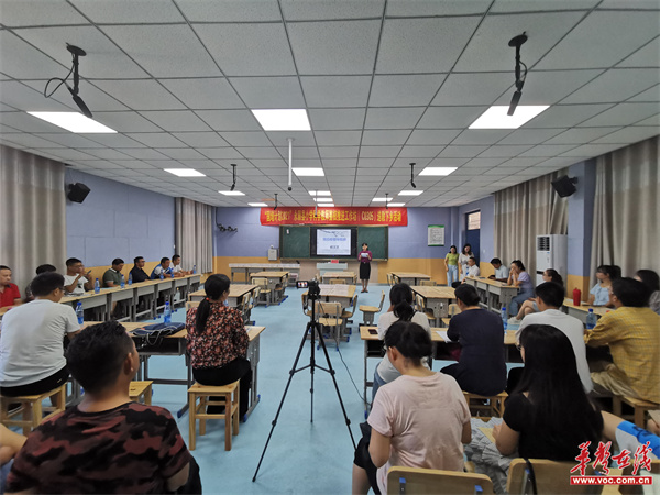 永顺县溪州芙蓉学校杨文艺副校长致辞.jpg