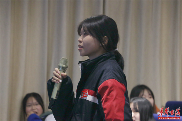 学生在讲座中参加互动.jpg