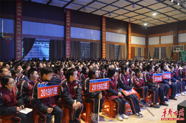 学生认真听讲.jpg