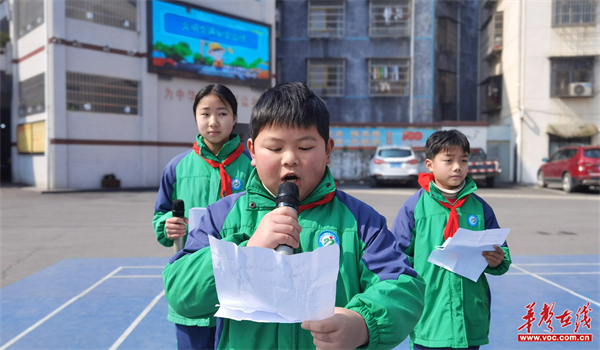 优秀少先队员唐正锋向全体师生发出倡议.jpg
