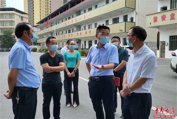 安仁县委副书记,县长黄力一行到城关中学调研指导开学工作