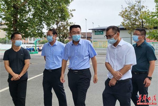 安仁县委副书记,县长黄力一行到城关中学调研指导开学工作