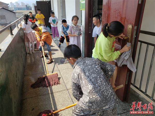 溆浦县卢峰镇一完小开展"庆国庆爱国卫生月"活动