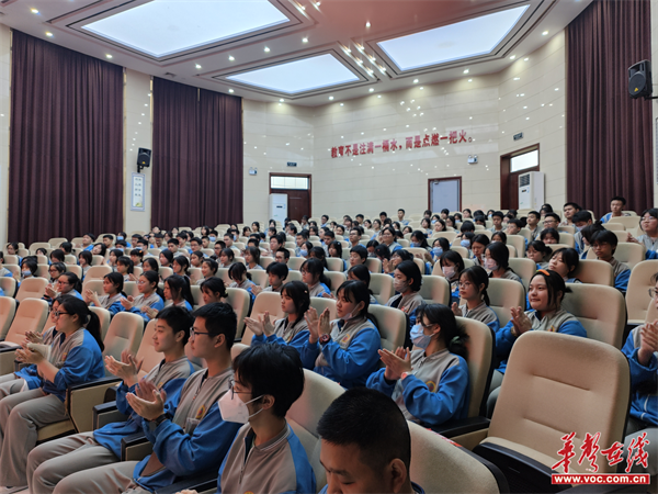 怀化市湖天中学:普法教育促成长 《民法典》宣传进校园