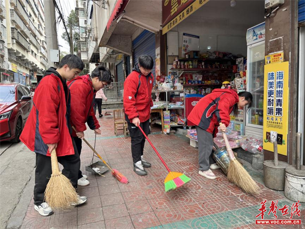 辰溪县第二中学开展新时代文明实践活动之学雷锋月志愿清洁活动