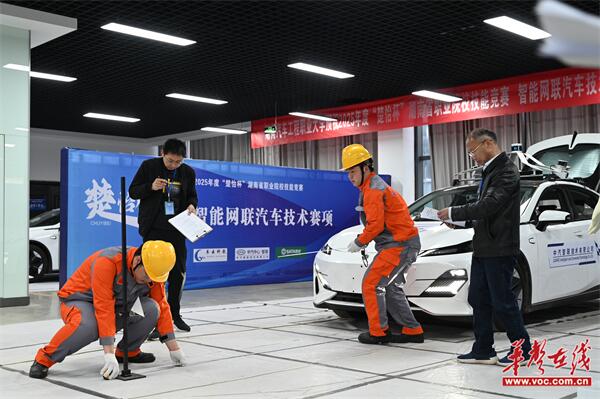 9.智能网联汽车技术比赛现场.jpg