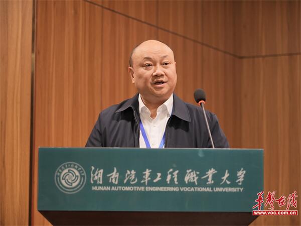 3.党委副书记、工会主席瞿维中作工会报告.jpg