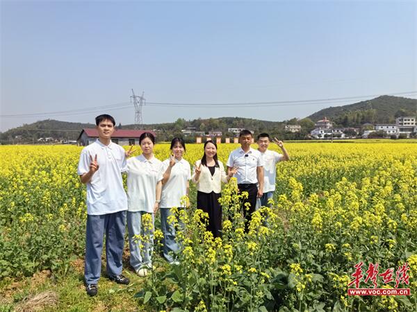 师生一起在田间地头的合影.jpg