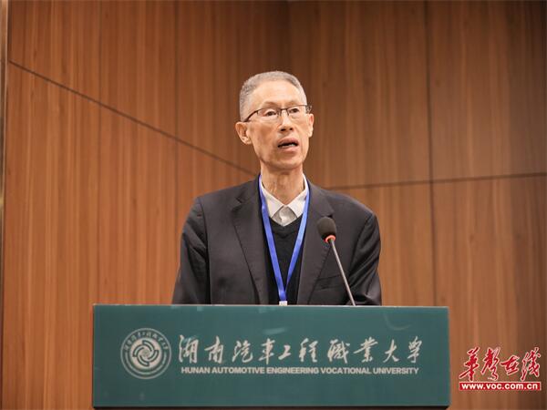 2.党委副书记、校长尹万建作学校工作报告.jpg