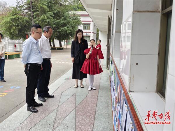 衡阳校领导、教师代表 参观 文化长廊.jpg 衡阳校领导、教师代表 参观 文化长廊.jpg