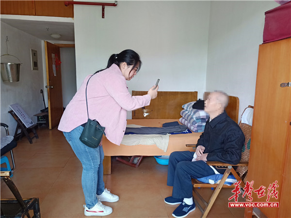 城东社区社保专干傅苗苗到老年公寓为行动不便的老人进行认证.jpg