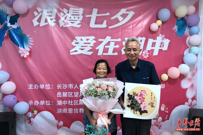1659597535776176.jpg “金婚”夫妻代表幸福满满的合照.jpg
