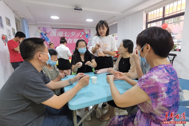 1659597546544918.jpg 在志愿者的带领下,大家纷纷开始进行“乞巧手编”活动.jpg