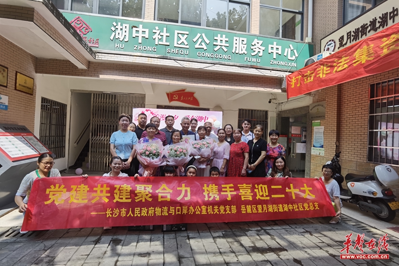 1659597561953278.jpg 活动结束后,与夫妻代表合影.jpg