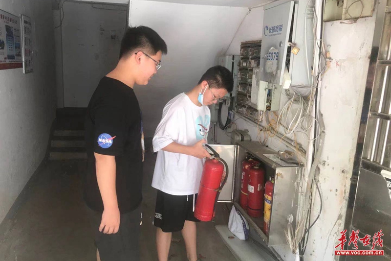 宣讲结束后，在吕教官的带领下，小小志愿者学以致用查看楼栋消防器材.jpg
