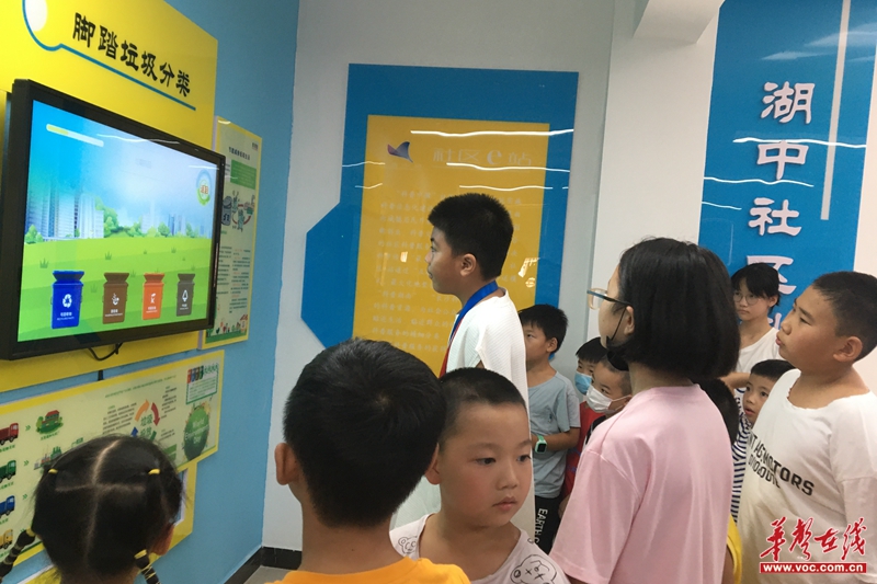 同学们在“脚踏垃圾分类”游戏中争先恐后的体验和学习.jpg