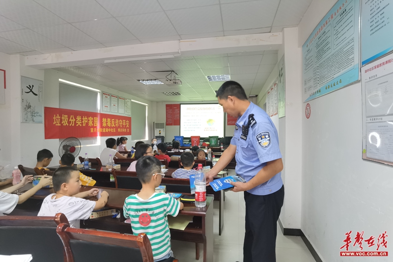 望月湖派出所户籍民警发放反电诈宣传册.jpg