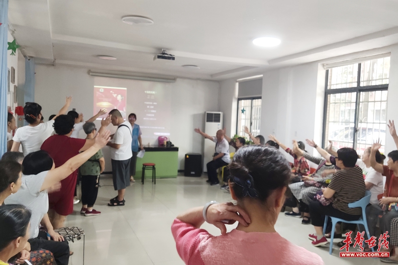 1662727614901479.jpg 居民们踊跃举手抢答中秋传统节日益趣题.jpg
