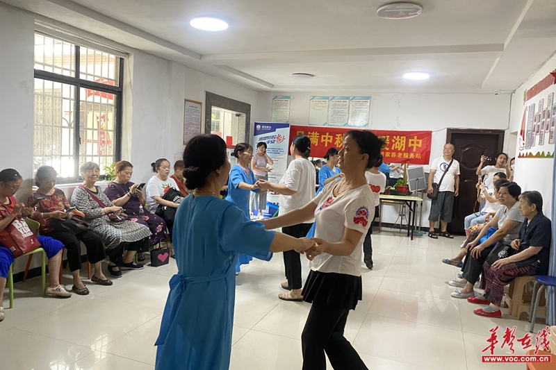 1662727623758276.jpg 辖区文艺舞蹈队献上开场舞喜庆中秋.jpg