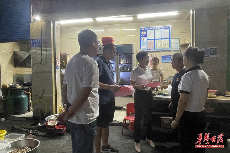 2022年9月16日晚，湖中社区联点领导黄琼主任带队对辖区餐饮门店进行安全生产检查2.jpg