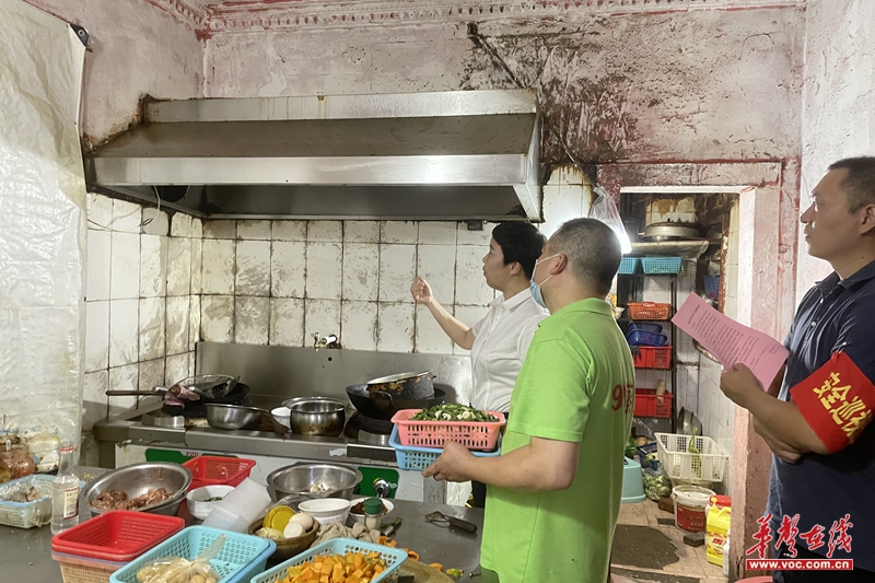 2022年9月16日晚，湖中社区联点领导黄琼主任带队对辖区餐饮门店进行安全生产检查.jpg