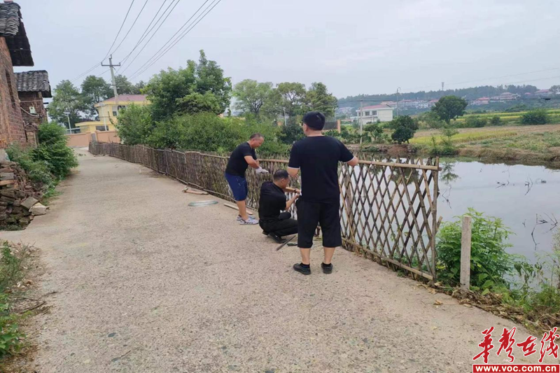 溆浦县观音阁镇：池塘周围装护栏 为群众系雷火电竞平台 雷火电竞上“安全带”(图2)