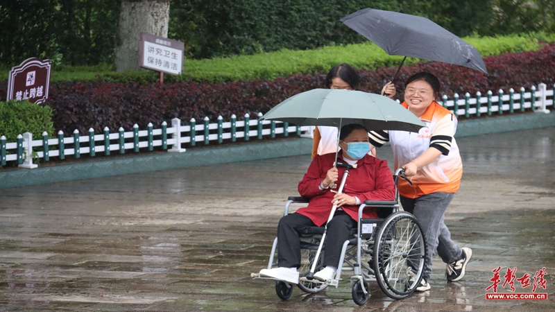 5-雨里同行，一路相伴.jpg