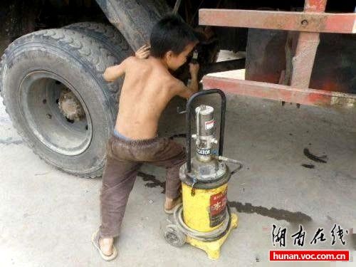 贵州现10岁男童汽修工 已有5年“工龄”(图)