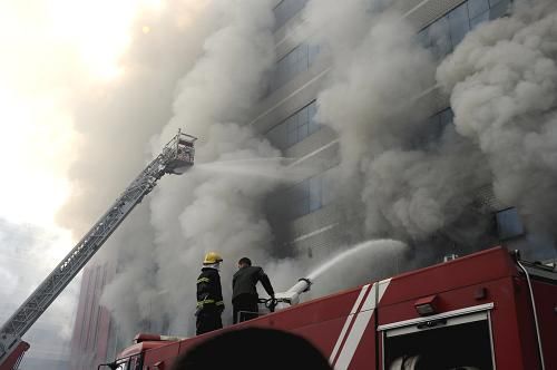 12月28日，消防人员在火灾现场救火。 