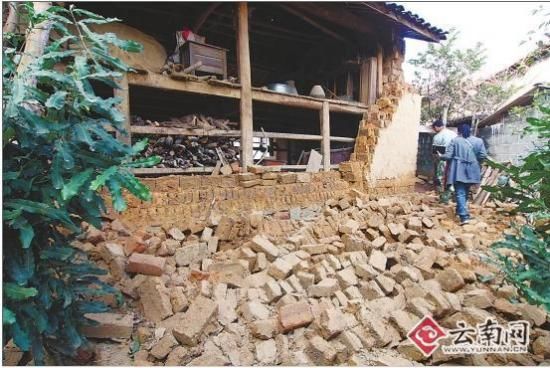 被地震损坏的房屋 通讯员 何海燕 摄