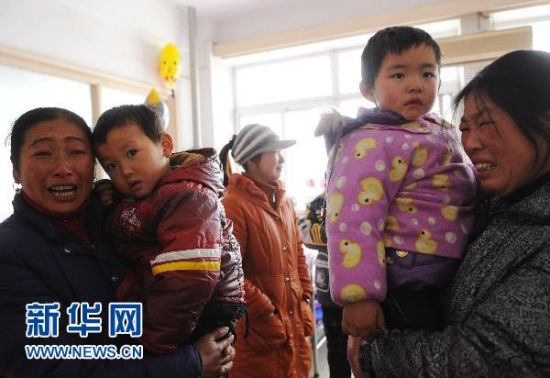     1月5日，在安徽省立儿童医院，安徽省安庆市怀宁县高河镇几名家长抱着孩子。新华社记者 李健 摄