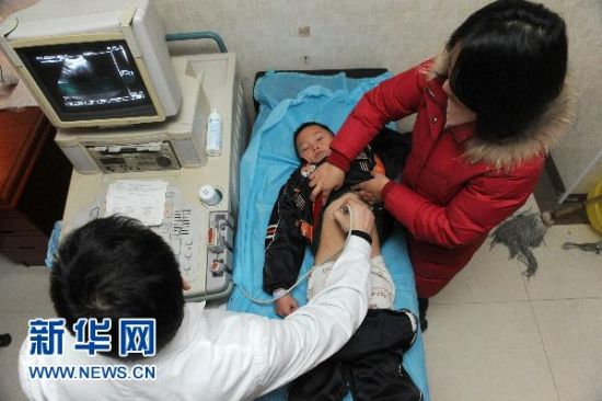安徽省立儿童医院内，安徽省安庆市怀宁县高河镇的一名儿童在接受检查。新华社记者 郭晨 摄 