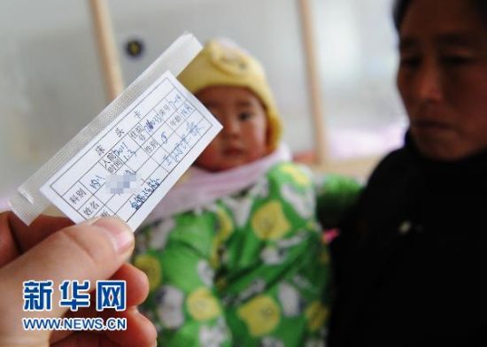 1月5日，在安徽省立儿童医院，安庆市怀宁县高河镇一名孩子在接受治疗。新华社记者 李健 摄 